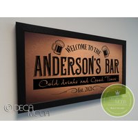 Personalisierte Familienname Bar Schild, Benutzerdefinierte Schilder, Gebürstetes Metall-Finish, Holzrahmen, Familienname Bar, Familiennamen von DecaModa