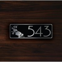 Personalisiertes Hausnummer Schild Gebürstetes Silber Metall Mit Rosendesign von DecaModa