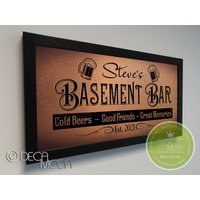 Personalized Basement Bar Schild, Benutzerdefinierte Schilder, Gebürstetes Metall-Finish, Holzrahmen, Kellerbar, Bar-Dekor, Kellerbar von DecaModa