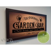 Personalized Garden Bar Schild, Benutzerdefinierte Schilder, Gebürstetes Metall-Finish, Holzrahmen, Gartenbar, Dekor, Gartenbar von DecaModa