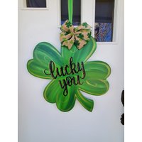 Großes Kleeblatt Mit Den Aufschrift "Happy St Patrick's Day', "Welcome' Oder "Lucky You' von DecadentDoorsbyMandy