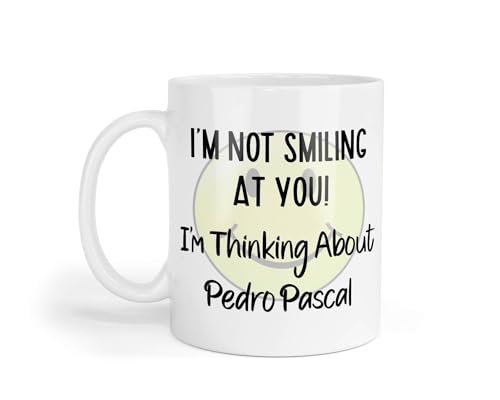Decalarama Pedro Pascal Tasse mit Aufschrift "I'm Not Smiling at You I'm Thinking About Nizza" von Decalarama