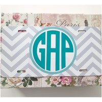 Personalisierte Nummernschild - Klassiker Kreis Monogramm Alphabet Monogrammiert Vinyl-Aufkleber-Nummernschild Chevron-Design Auto Frontplatte Tag von DecalsEnFolie