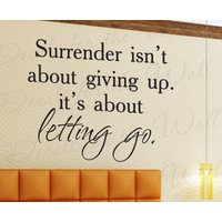 Surrender Isn't About Giving Up Its Letting Go Inspirierender Spruch Aufkleber Dekoration Kunst Dekor Vinyl Wandsticker J21 von DecalsForTheWall