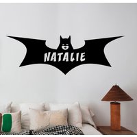 Fledermaus Frau Wandtattoo Vinyl Aufkleber Benutzerdefinierte Name Comics Superheld Wandkunst Dekorationen Haus Schlafzimmer Kinder Mädchen Zimmer von DecalworldArt