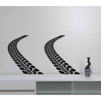 Reifenspuren Wandtattoo Vinyl Aufkleber Auto Rad Spur Abnehmbare Kunst Sport Rennen Dekorationen Für Zuhause Schlafzimmer Garage Racing Decor Ttr3 von DecalworldArt