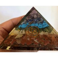 Chakra Pyramide von DechenCollection