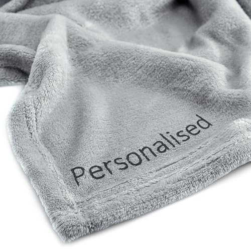 DecoKing Personalisierte Kuscheldecke 200x220 cm Grau Stahl Decke mit Namen Bestickt Microfaser Tagesdecke Fleece Mic DecoKing Personalisierte Kuscheldecke 200x220 cm Grau Stahl Decke mit Namen Bestickt Microfaser Tagesdecke Fleece Mic von DecoKing