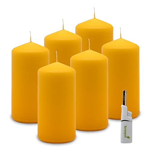 DecoLite: 6 x Stumpenkerzen 135/68 mm. Brenndauer ca. 40 Stunden Pillar Candle inkl. Kerzenprofi Stabfeuerzeug - Deutscher Markenhersteller - RAL Zertifiziert (goldgelb) von DecoLite