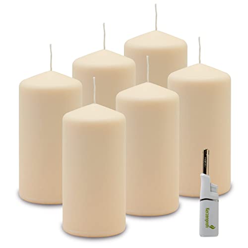 DecoLite: 6 x Stumpenkerzen 135/68 mm. Brenndauer ca. 40 Stunden Pillar Candle inkl. Kerzenprofi Stabfeuerzeug - Deutscher Markenhersteller - RAL Zertifiziert (vanille) von DecoLite