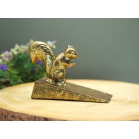 Eichhörnchen Türstopper Schwerer Metalltürkeil, Antikgold-Finish Eichhörnchen Türstopper Schwerer Metalltürkeil, Antikgold-Finish von DecoSachet