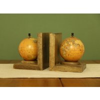Globe Buchstützen Aus Holz von DecoSachet