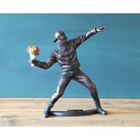 Harz Blumen Werfer Mann Ornament Peace Maker Dekor | 27 cm Höhe Harz Blumen Werfer Mann Ornament Peace Maker Dekor | 27 cm Höhe von DecoSachet