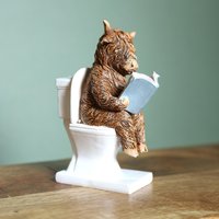 Highland Kuh Sitzt Auf Dem Klo Und Liest Buch Ornament Statue Highland Kuh Sitzt Auf Dem Klo Und Liest Buch Ornament Statue von DecoSachet