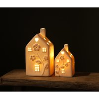 Led-Haus Keramik-Hütten-Kleine Große Weiße Dorf-Szenen-Herz-Ausschnitt-Blumen Led-Haus Keramik-Hütten-Kleine Große Weiße Dorf-Szenen-Herz-Ausschnitt-Blumen von DecoSachet