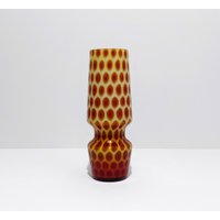 Vase Mit Wabenmuster Und Den Farben Rot, Ockergelb Weiß, Das Ganze Ist Von Klarem, Transparentem Glas Umgeben von Decocadeau