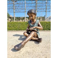 Bronzeskulptur Eines Mädchens, Das Ein Buch Liest - Bronzene Gartenskulpturen von Decopunch