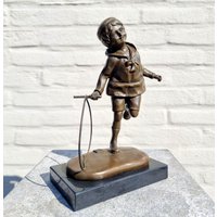 Spielender Junge Mit Hoola Hoop - Bronze Dekorative Skulpturen von Decopunch