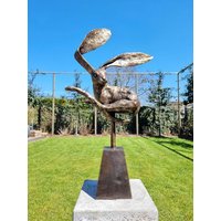 Springhase Zu Fuß - Bronzehase 65 cm von Decopunch