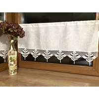 Leinen Gardine, Häkelgardine Landhausgardine , Gehäkelter Scheibengardine Mit Häkelspitze Und Schmuckrand - Höhe 40 cm von DecorAnna