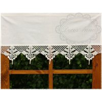 Shabby Chic Gardine, Gehäkelter Landhausgardine , Scheibengardine Mit Häkelspitze Und Schmuckrand - Höhe 60cm von DecorAnna