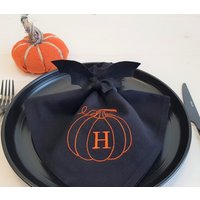 Halloween Servietten, Kürbis Monogramm Serviette, Tischdekoration, Personalisierte Schwarzes Baumwolltuch von DecorDora