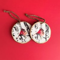 Handbemalte Gimpel Weihnachtsanhänger Kiefernholzscheibe | 2Er Set Handbemalte Gimpel Weihnachtsanhänger Kiefernholzscheibe | 2Er Set von DecorElegant