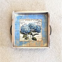 Handgefertigtes Serviertablett Aus Holz Blaue Hortensien Als Im Vintage Stil Handgefertigtes Serviertablett Aus Holz Blaue Hortensien Als Im Vintage Stil von DecorElegant