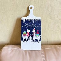 Weihnachts Lama Schneidebrett Handbemaltes Servierbrett Aus Holz, 13x38cm Weihnachts Lama Schneidebrett Handbemaltes Servierbrett Aus Holz, 13x38cm von DecorElegant