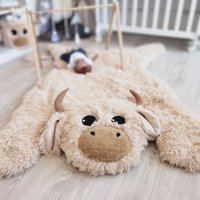 Highland Kuh Plüsch Teppich Für Kinderzimmer - Kuschelige Baby Bodenmatte, Bauernhof Tier Themen Raumdekor, Personalisiertes Babypartygeschenk von DecorLina