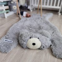 Individueller Bärenteppich Für Kinderzimmer - Flauschiger Tierteppich, Waldabenteuer-Thema, Personalisiertes Babyzimmerdekor, Einzigartiges Individueller Bärenteppich Für Kinderzimmer - Flauschiger Tierteppich, Waldabenteuer-Thema, Personalisiertes Babyzimmerdekor, Einzigartiges von DecorLina
