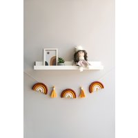Filzgirlande Regenbogen, Regenbogen Wandbehang, Quastengirlande, Kinderzimmerdeko von DecorOfFelt