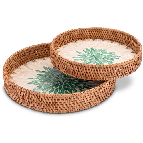 Decorasian Vintage Tablett aus Rattan mit Muschel Mosaik – Dekotablett und Serviertablett mit Griff im Boho Stil - 2er Set rund Decorasian Vintage Tablett aus Rattan mit Muschel Mosaik – Dekotablett und Serviertablett mit Griff im Boho Stil - 2er Set rund von Decorasian
