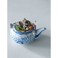 Kleiner Keramik Teekannen Pflanzenhalter von DecoratedWithFlowers