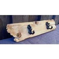 Garderobe Aus Einem Stück Treibholzbrett Mit 2 Gusseisernen Haken 40 cm Garderobe Aus Einem Stück Treibholzbrett Mit 2 Gusseisernen Haken 40 cm von DecorelaDesigns