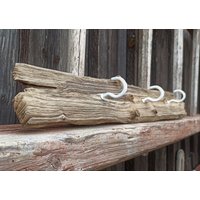 Sehr Schöne Garderobenleiste Aus Einem Treibholzbrett Mit Weißen Haken 59 cm von DecorelaDesigns
