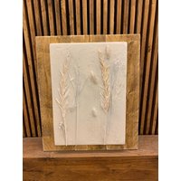 Wandbild Gräser Weiß Mit Pampasgras Und Eiche Farbener Holz Optik Im Hintergrund von DecorinaHolzdeko
