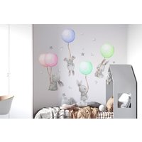 Kinderzimmer Aufkleber, Wandaufkleber Für Kinder - Graue Kaninchen Mit Bunten Luftballons Und Sternen Wandsticker Selbstklebend von DecotiaWallDecals