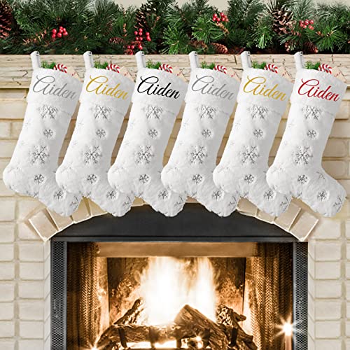 DecroXmas Personalisierte Weihnachtsstrümpfe mit Namen, Weihnachtsstrümpfe Custom Name 6 Pack White Plüsch Silber Pailletten Schneeflocke Stickstrümpfe Bulk Candy Bag für Kamin von DecroXmas