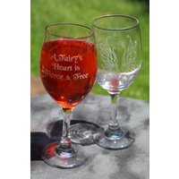 A Fairy's Heart Is Genutzt & Free - Geätztes Weißweingläser 2Er Set A Fairy's Heart Is Genutzt & Free - Geätztes Weißweingläser 2Er Set von DeeLuxDesigns