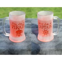 Arbeite Wie Ein Captain Play Pirat Geätzter Oder Mattierter 12 26 Oz Becher von DeeLuxDesigns