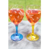 Blaue, Gelbe Oder Lila Rote Stiel-Libelle Gefrostete Geätzte Weingläser 2Er-Set von DeeLuxDesigns