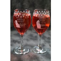 Es Trinkt Nicht Alleine, Wenn Die Katze Oder Der Hund Zu Hause Ist Etched Wine, Pub Rocks Glasses Single 2Er Set von DeeLuxDesigns