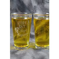 Fisch, Essen, Schlafen, Wiederholen Geätzte Pub Gläser Set Von 2 von DeeLuxDesigns