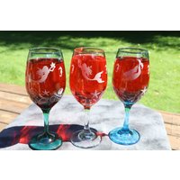 Geätzte Meerjungfrau Weinglas Set, Strandhaus Dekor | 2Er Set Geätzte Meerjungfrau Weinglas Set, Strandhaus Dekor | 2Er Set von DeeLuxDesigns