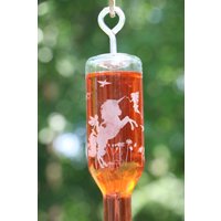 Geätztes Einhorn - & Feengarten-Kolibri-Futterhaus, Recycelte Weinflasche Geätztes Einhorn - & Feengarten-Kolibri-Futterhaus, Recycelte Weinflasche von DeeLuxDesigns