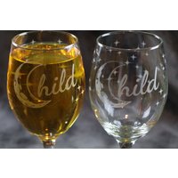 Mondkind Geätzte Stiel - Oder Stemless-Weingläser 2Er-Set Einzelglas in Mehreren Farben Mondkind Geätzte Stiel - Oder Stemless-Weingläser 2Er-Set Einzelglas in Mehreren Farben von DeeLuxDesigns