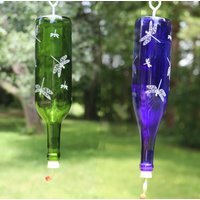 Neu Geätzte Libellen Recycled Weinflasche Kolibri Futter in Klar, Blau Oder Grün Neu Geätzte Libellen Recycled Weinflasche Kolibri Futter in Klar, Blau Oder Grün von DeeLuxDesigns