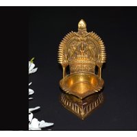 Gajalakshmi Diya Gravur Öl | Hergestellt Für Messing Ölhalter Handgearbeitete Kamakshi Devi Docht Lampe Puja Dekoration von DeepEnlightenment