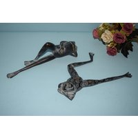 Geschnitztes Bild Chilling Frog Buddies Briefbeschwerer | Messing Mid Century Display Kröte Statue Sammlung Set Von 02 Stück von DeepEnlightenment
